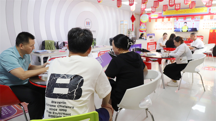西安中考出分！西安萬通報名現場持續升溫……