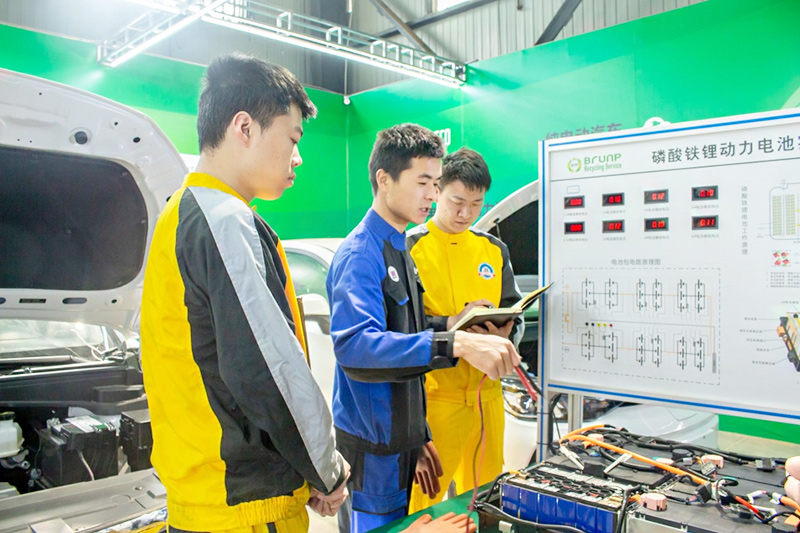 陜西新能源汽車技術學校哪家好？新能源維修技師需要具備哪些專業技能？