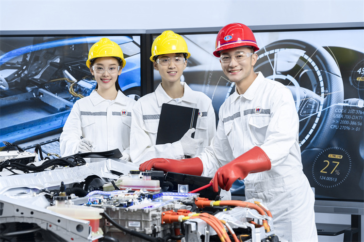 【校企聯動·賦能未來】西安萬通學子陜西萊比森新能源充電樁校企合作班學子開啟企業實訓新征程！