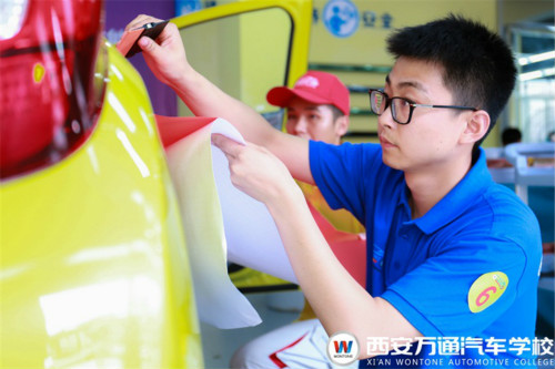 西安萬(wàn)通汽車學(xué)校學(xué)子實(shí)訓(xùn)