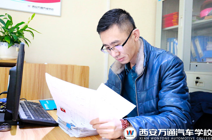 西安萬(wàn)通創(chuàng)就業(yè)指導(dǎo)中心老師正在整理畢業(yè)學(xué)子資料