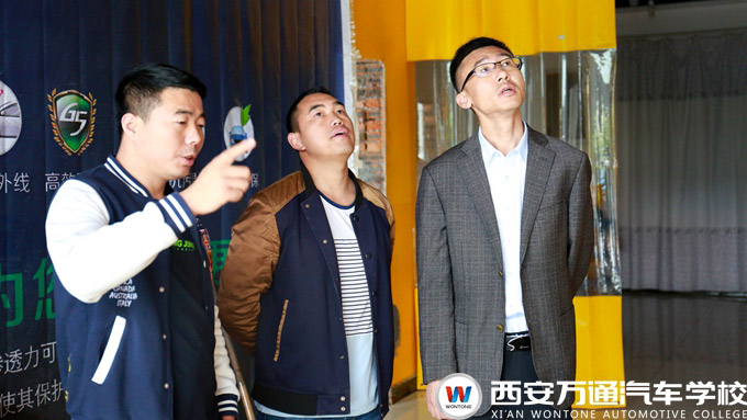 西安萬(wàn)通創(chuàng)就業(yè)指導(dǎo)中心老師以及創(chuàng)業(yè)導(dǎo)師考察創(chuàng)業(yè)學(xué)子的店面現(xiàn)場(chǎng)