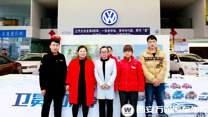 西安萬(wàn)通創(chuàng)就業(yè)指導(dǎo)中心老師與創(chuàng)業(yè)學(xué)子合影留念 西安萬(wàn)通創(chuàng)就業(yè)指導(dǎo)中心老師與創(chuàng)業(yè)學(xué)子合影留念