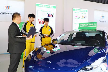 萬通汽修學(xué)校學(xué)費(fèi)貴嗎，西安萬通汽車學(xué)校一年學(xué)費(fèi)是多少？